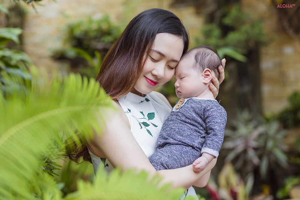 Khoảnh khắc tình cảm của mẹ và bé