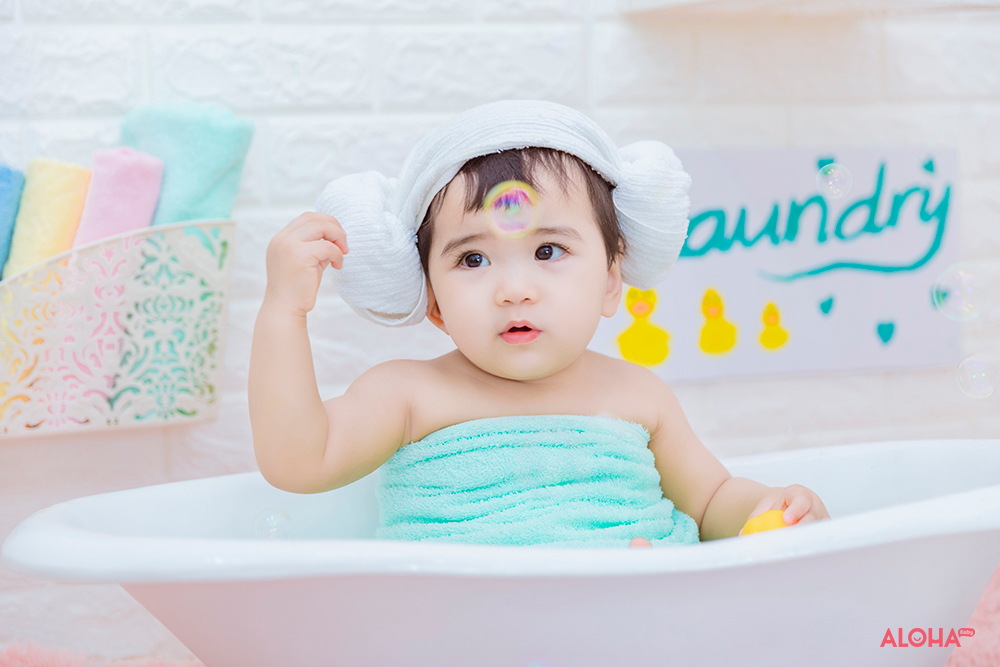Bé đáng yêu với concept tắm
