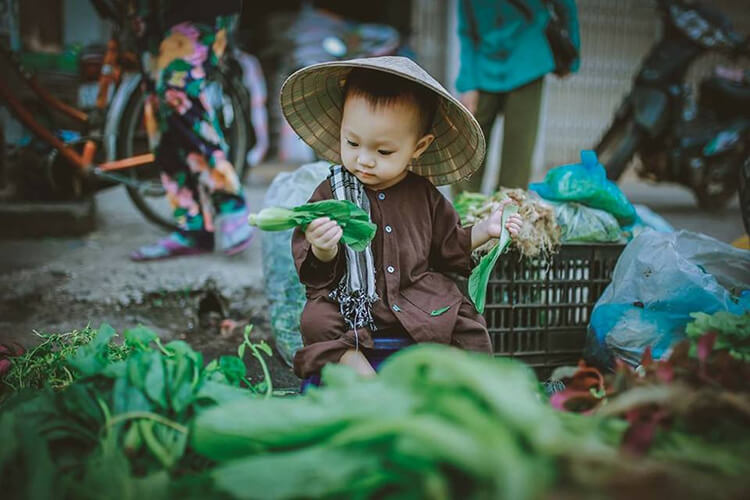 Bé làm bác nông dân