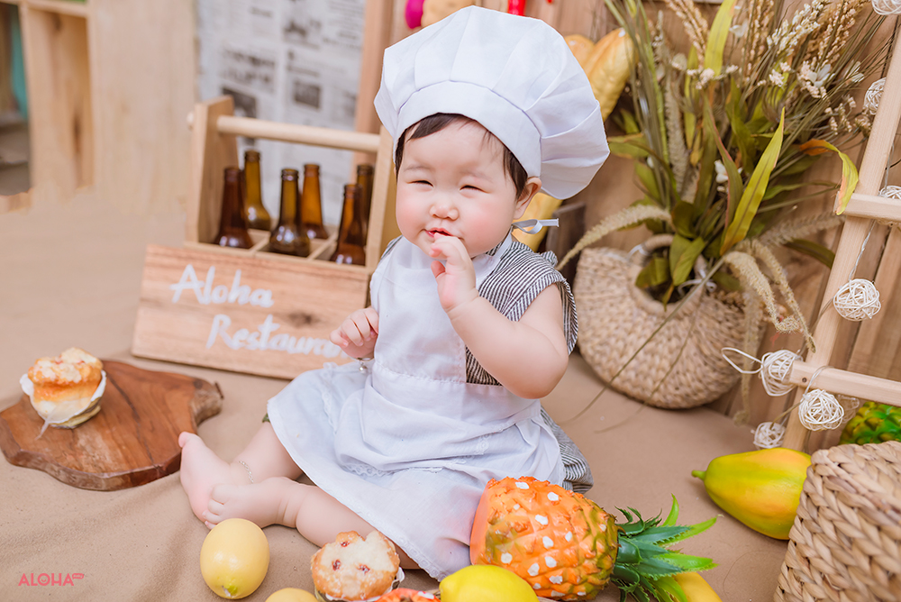 Bé làm đầu bếp