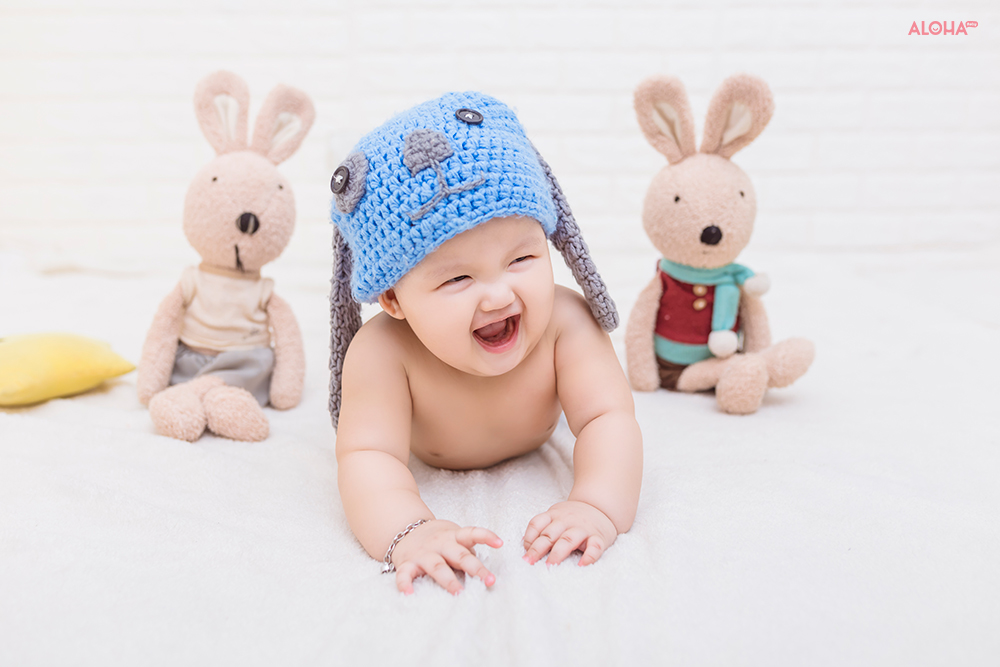 Chụp hình bé với thú cưng