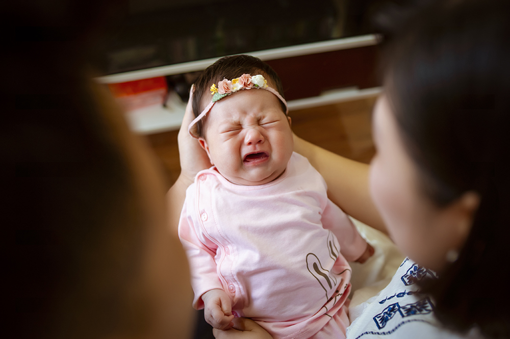 Em bé quấy khóc và không chịu hợp tác