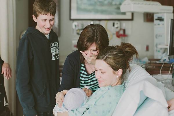 Khoảnh khắc bé được gặp các anh chị trong nhà