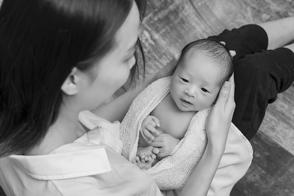 Lần đầu bé đòi bế